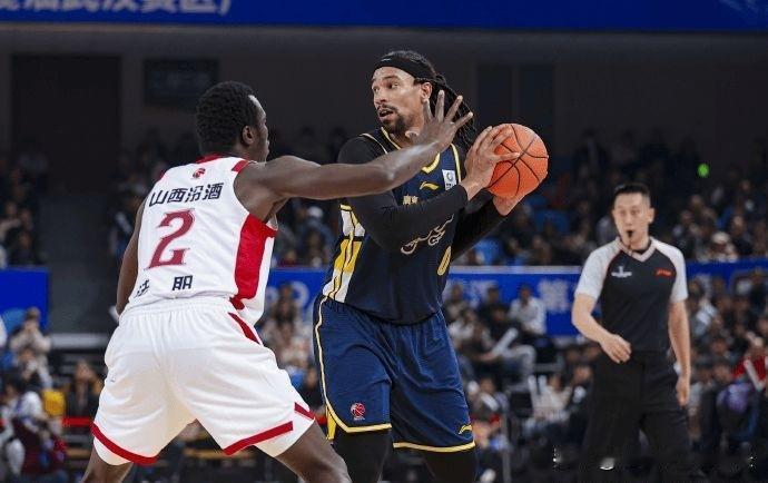 广东男篮打不过龙狮，杜锋坐不住了！在大比分输给山西队后，立刻注册萨姆纳救援，接下