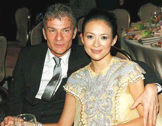 2008年，章子怡成功和大自己14岁，身价47亿美元的Vivi订婚，12克拉的钻