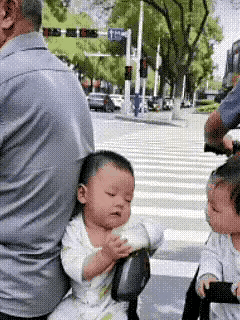 无巧不成书。
一位年近七旬的老大爷骑着自行车，后座上坐着他一岁左右的小孙子。小孙