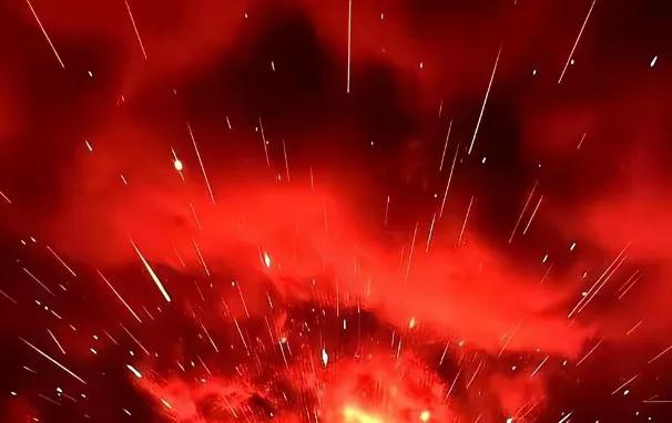 泰国把柬埔寨的弹药库给炸了。一夜之间，天都烧红了。有网友发文说，结果最离谱的是啥