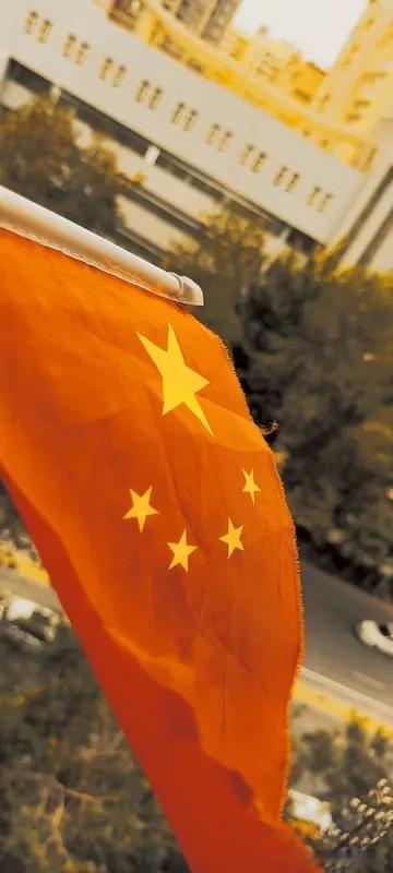 形容祖国强大的四字词语有很多，各有韵味。
“国泰民安”就很贴切，国家繁荣稳定，人