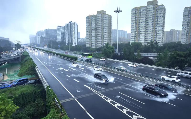 北京暴雨的成因是什么本轮北京暴雨由台风“白海豚”远距离输送充沛水汽，南下冷空气与