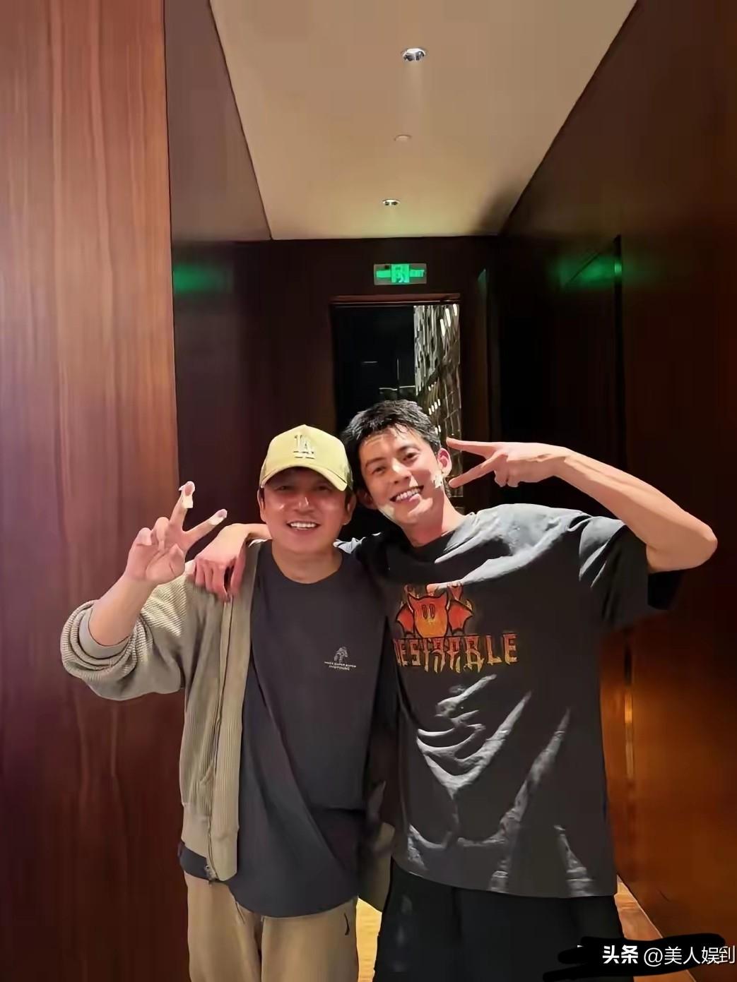 父子连心。董洁这么多年不让潘粤明和儿子团聚，也阻挡不了长大成人后儿子和父亲的情感