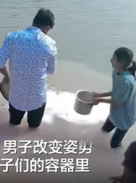 恒河边，一名男子正对着圣河做祭祀，手里的桶一倾，白花花的牛奶就顺着河沿往下流。这