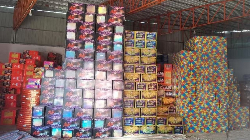 #广东多地查扣非法烟花爆竹#【广东各地持续开展“打非治违”行动！多批非法烟花爆竹