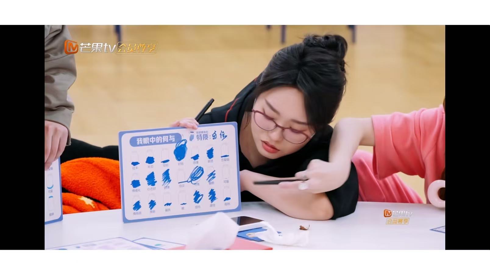 何老师说何与好胜胜到乌漆嘛黑 何与的一点可爱被孟佳发现了 全场都在认真填色，只有