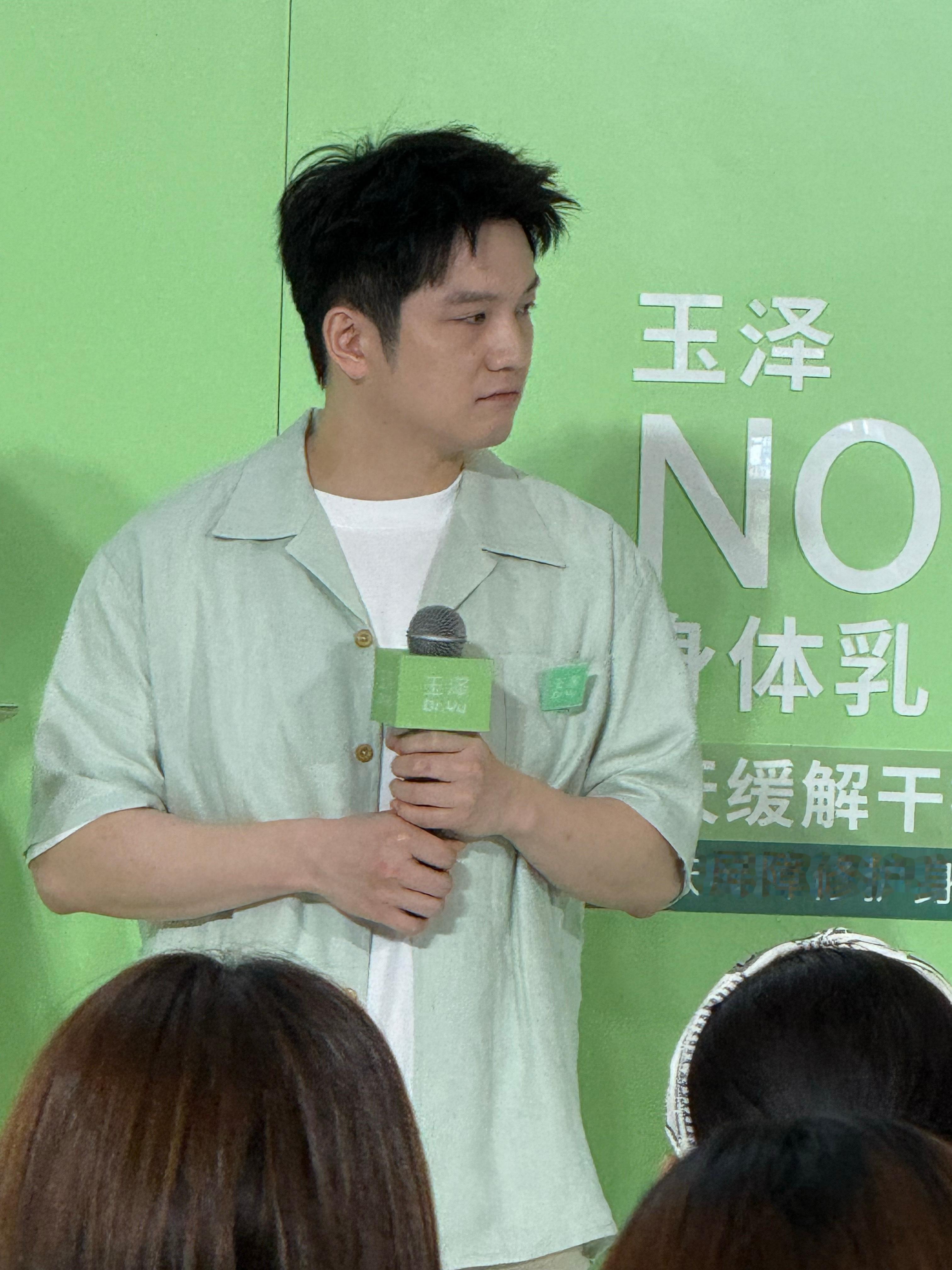 白白净净的宝宝被我拍成这样原谅我手机像素不行，我得赶紧换樊振东fzd