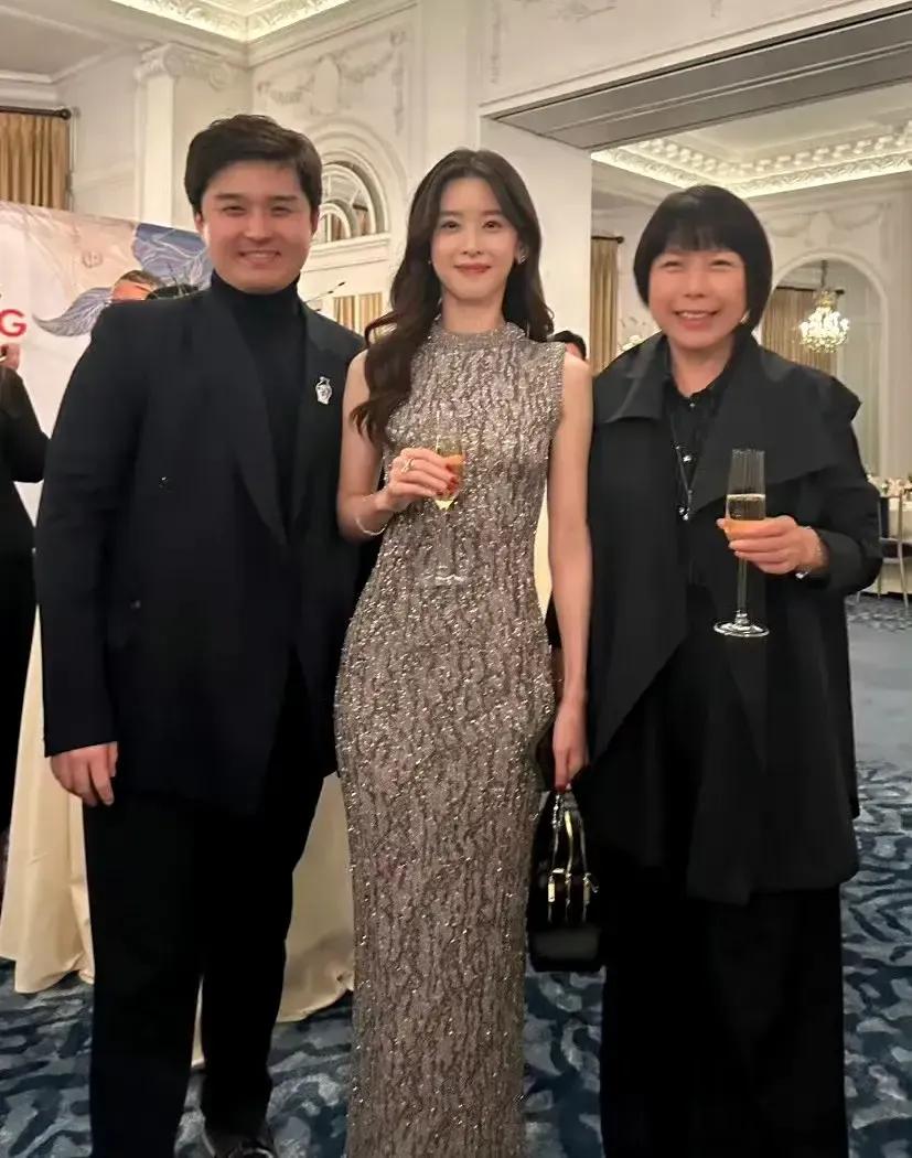 章泽天icon端着酒杯和张宇合影，没想到京东老板娘都30岁了，看着像18歲，身材