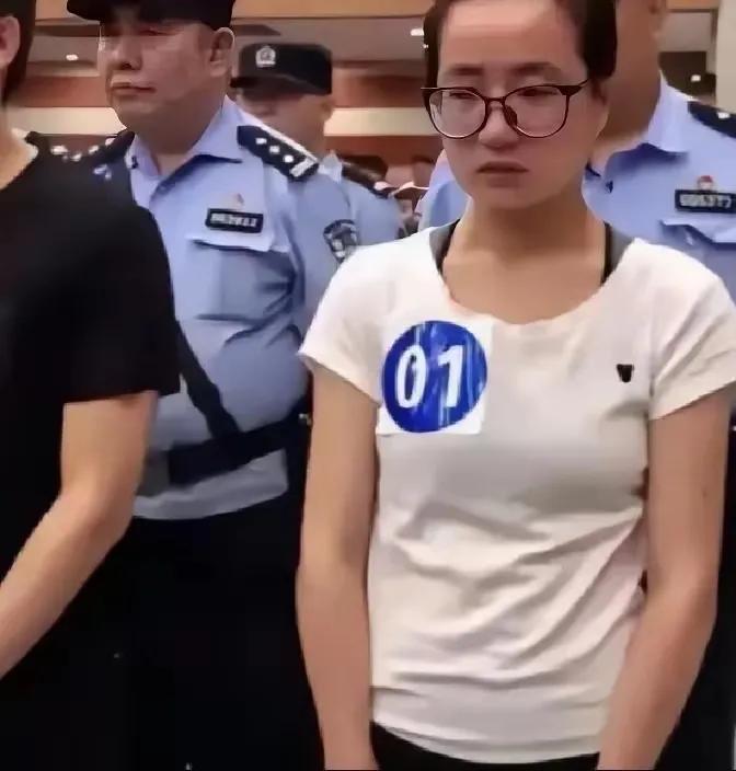 “你看着她人畜无害的，却害得多少人家破人亡啊！”

2019年，安徽一所高校的教