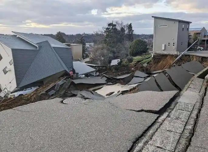 [月亮]日本熊本地震伤亡惨重，网络却疯传中国人趁灾抢劫、制造人工地震，百年排外套