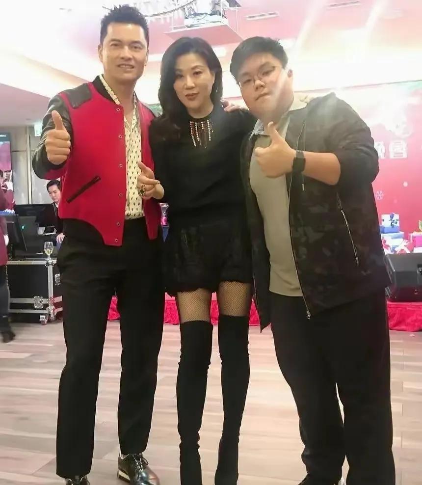 儿子胖乎乎的，跟妈妈长的也不像，跟爸爸长的也不像，他到底像谁？