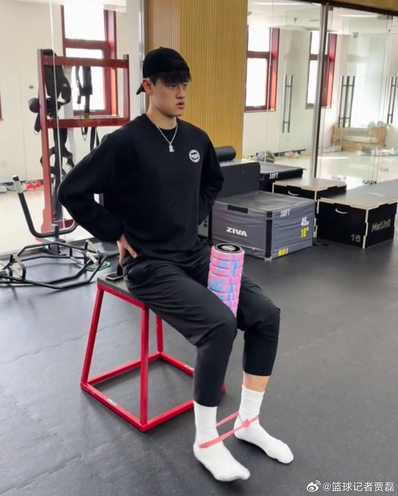 小曾目前还在积极进行康复训练，短期之内还无法回归。 