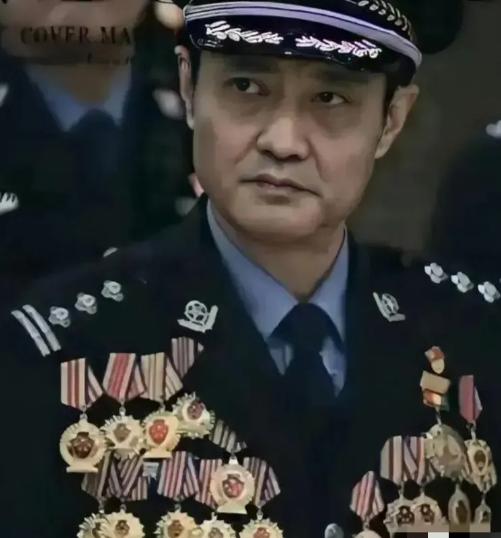 1998 年，程鹏在执勤，突然被人用枪抵住了脑门，他掏出的警官证停在半空，脑海中