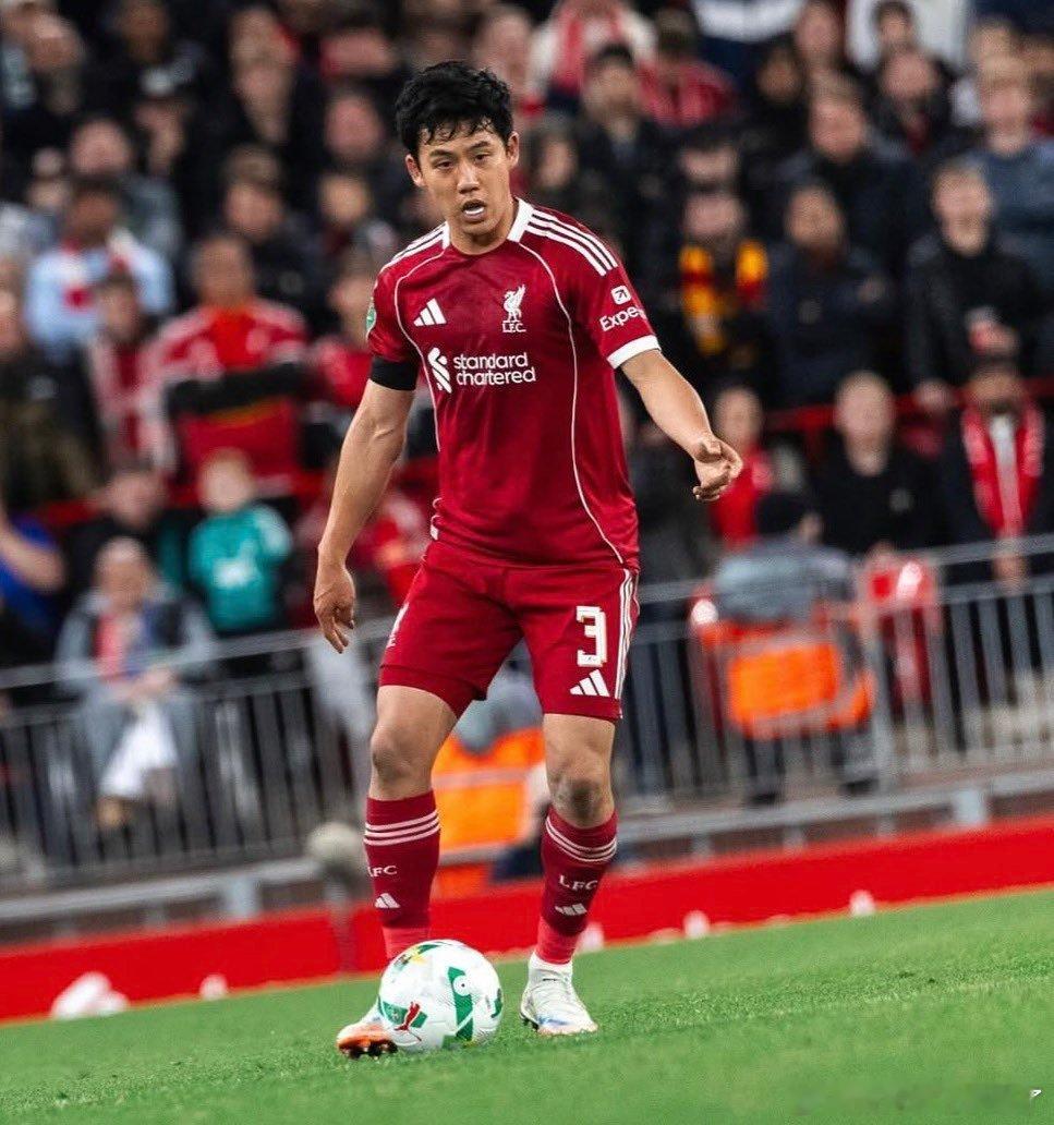 临危受命 远藤航（32岁）已在利物浦0-2落后伯恩茅斯的上半场比赛中替补登场，客