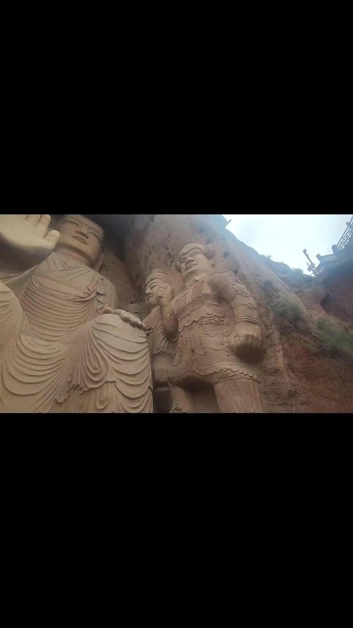站在最高处的石窟前，俯瞰整个峡谷，才明白“天梯”二字的由来。阳光透过洞口洒进来，