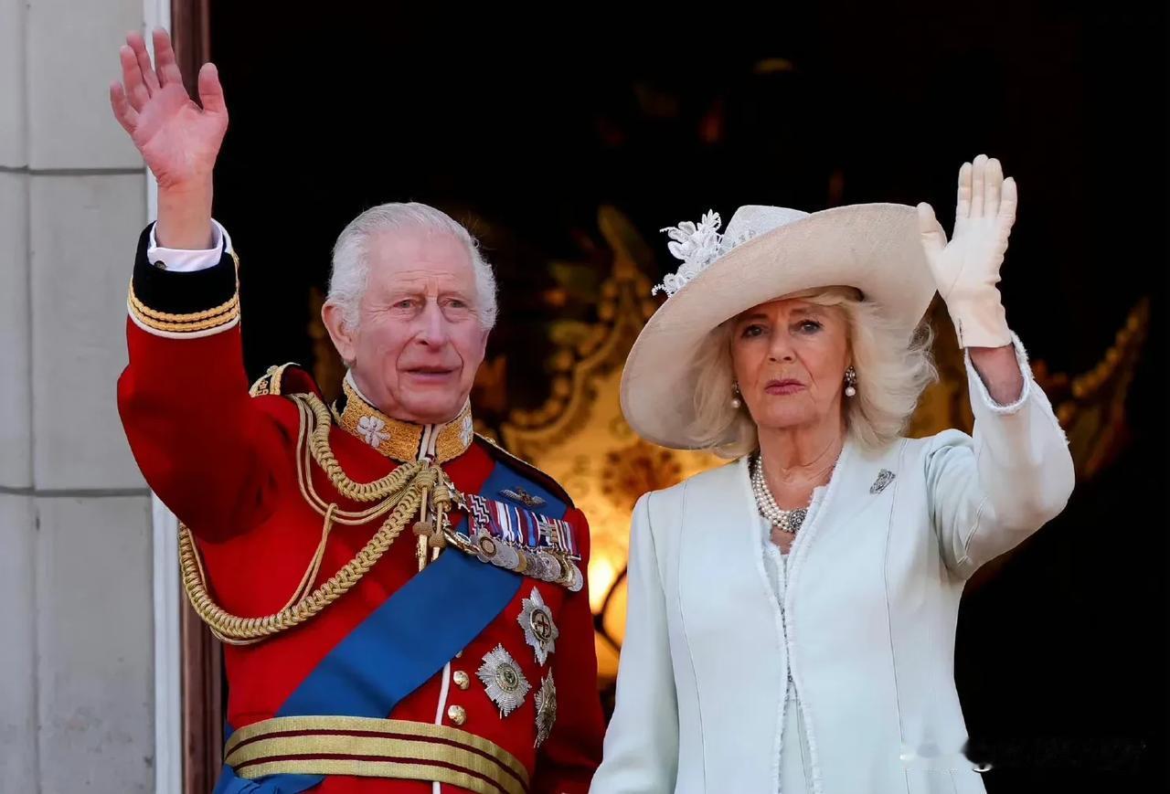 
6月15日，国王官方生日庆典 Trooping The Colour ，国王和