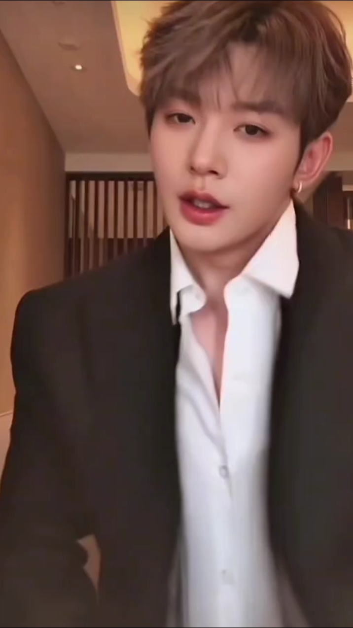 邓为的动作表情好媚啊，这谁受得了，不愧是内娱蛊王 