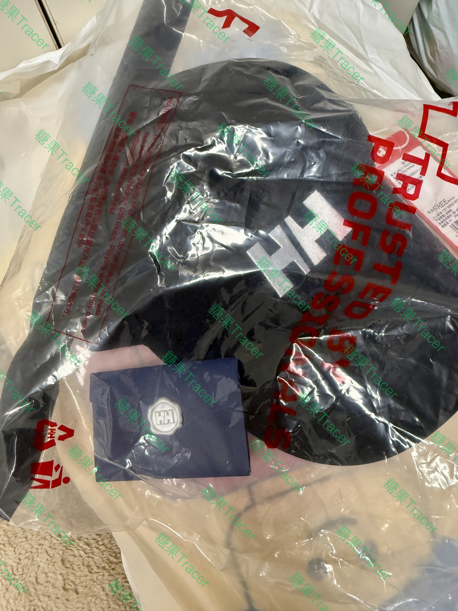 这两天看了HH帆船比赛里无比帅气的领航员王一博，買的同款防水冲锋衣到了，还送了帽