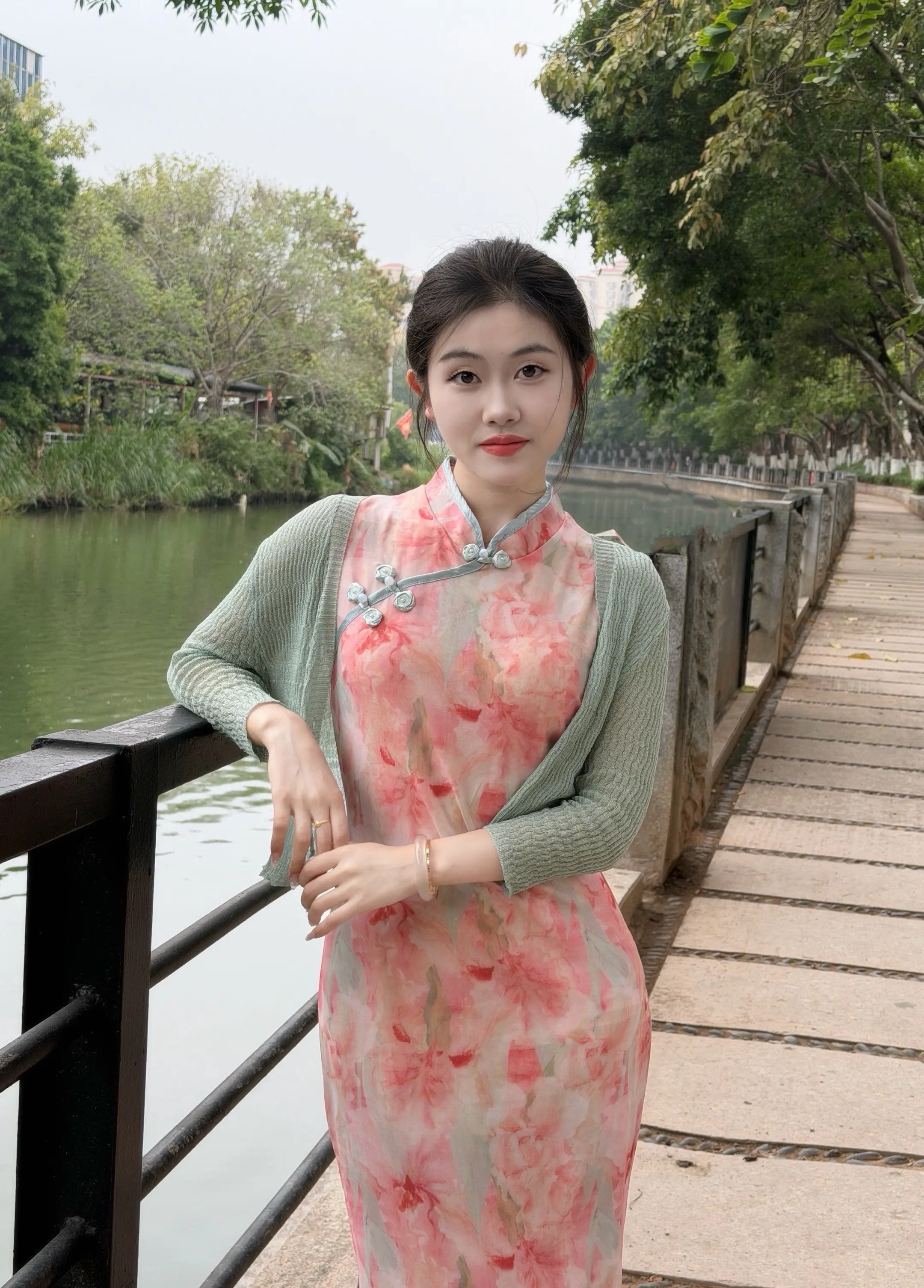 我是一个漂亮主义者 出门要化妆 衣服要搭配 头发要香香的 床单要粉粉嫩...