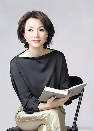 很多女性本来可以站得更高，偏偏选错老公被连累。 董卿就是这样，曾经是光芒万丈的央