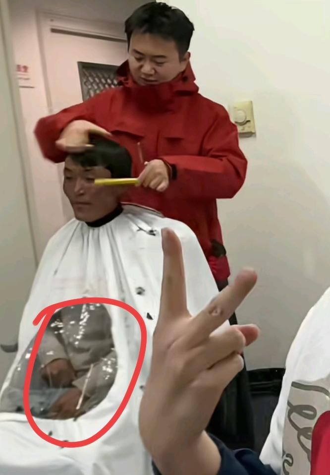 多吉爸爸去理发啦！
来北京的第一天，多吉爸爸就开始蜕变了，看他坐在椅子上，小手攥