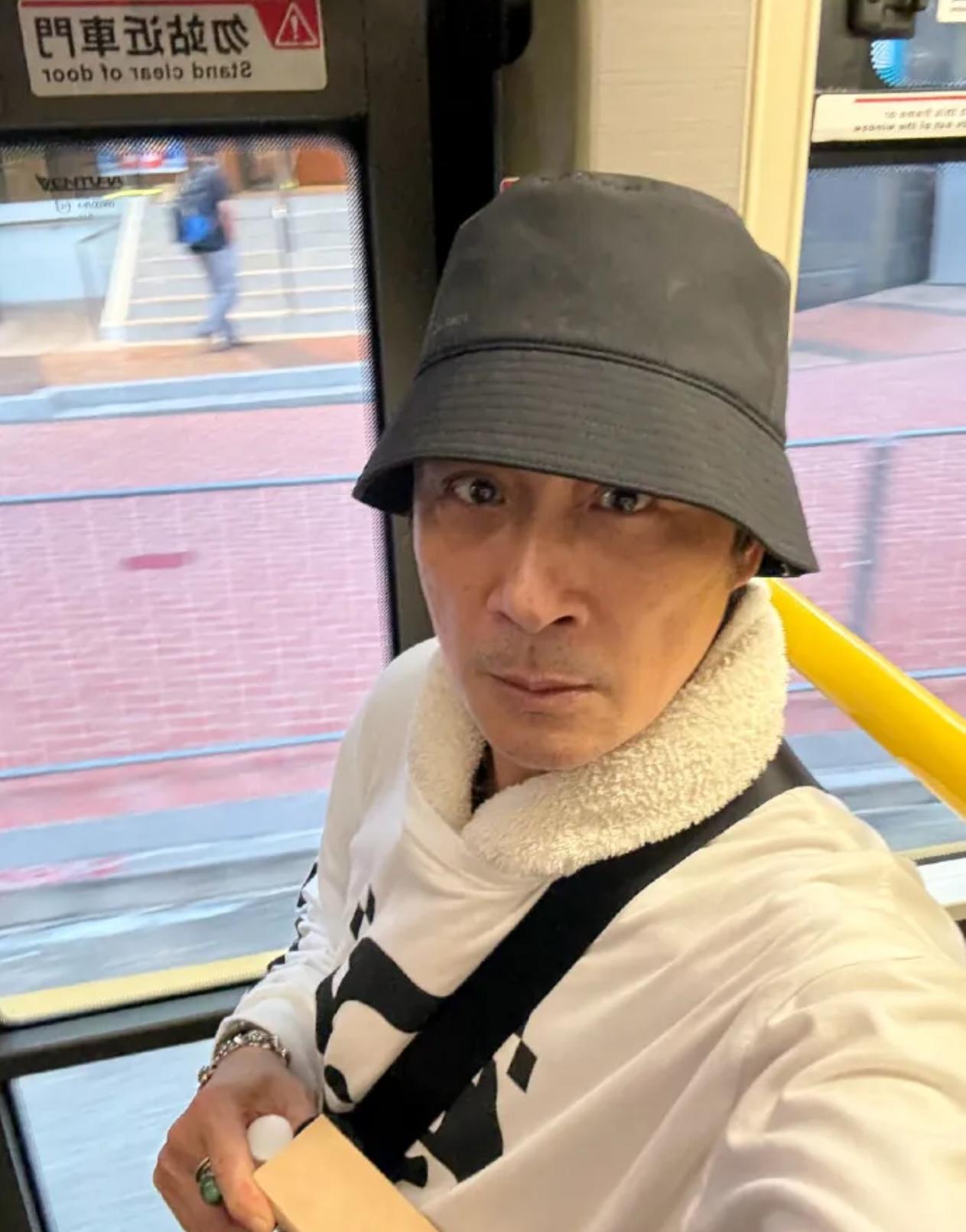 “家人们谁懂啊！63岁吴镇宇坐公交刷老年卡，居然被车长质疑‘冒用证件’，差点被赶