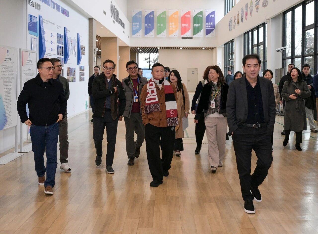 马云携阿里蚂蚁高管现身云谷学校

3月3日，马云来到杭州云谷学校，随行包括：阿里