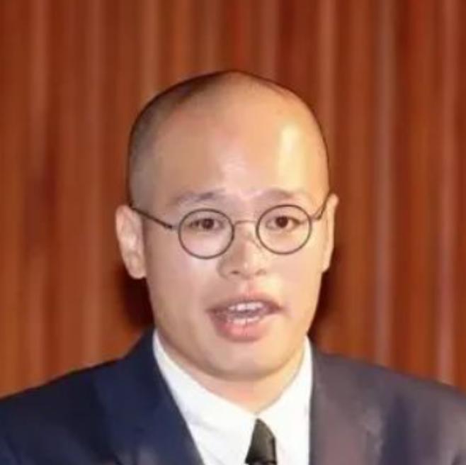 黎智英的儿子黎崇恩对英国记者说，盼着英国首相去中国的时候能把老爸带回去。这事听起