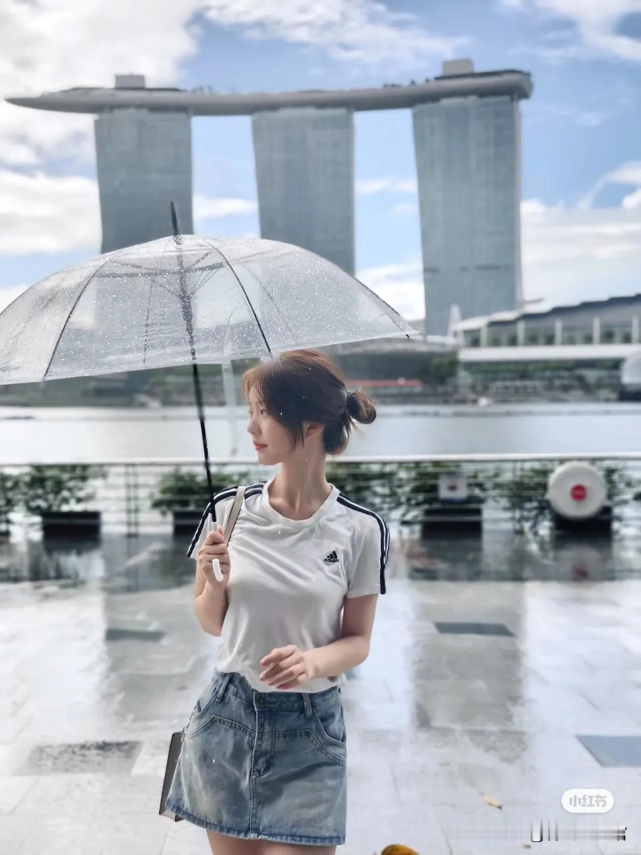 时尚夏日，尽情绽放。 #高颜值女神聚集地# #美女小姐姐#