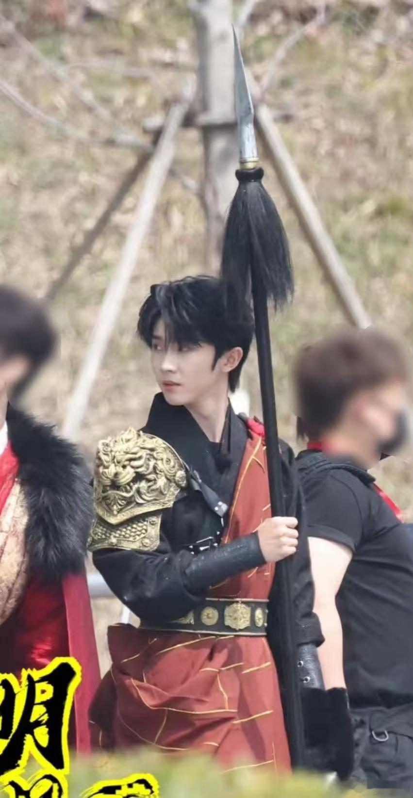 马嘉祺少年将军 看马嘉祺手握长枪，英勇的少年将军展现着无与伦比的气质和霸气，气场