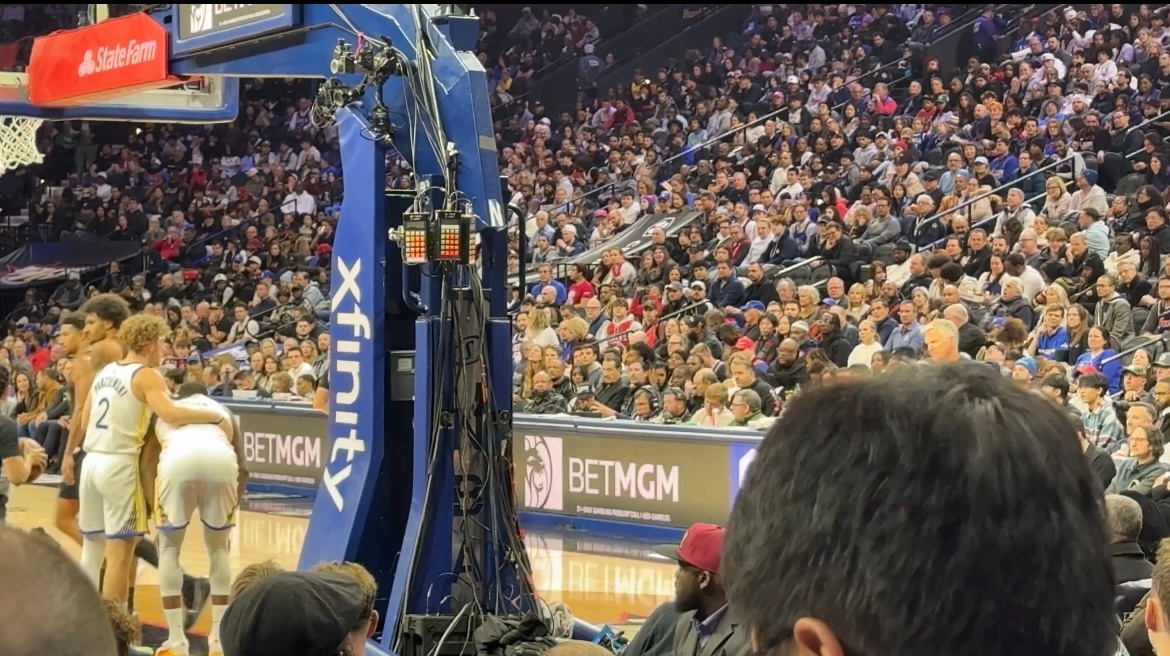 德雷蒙德·格林捂着右脚脚踝后一瘸一拐地走着。史蒂夫·科尔把他叫下场，他慢慢地走向