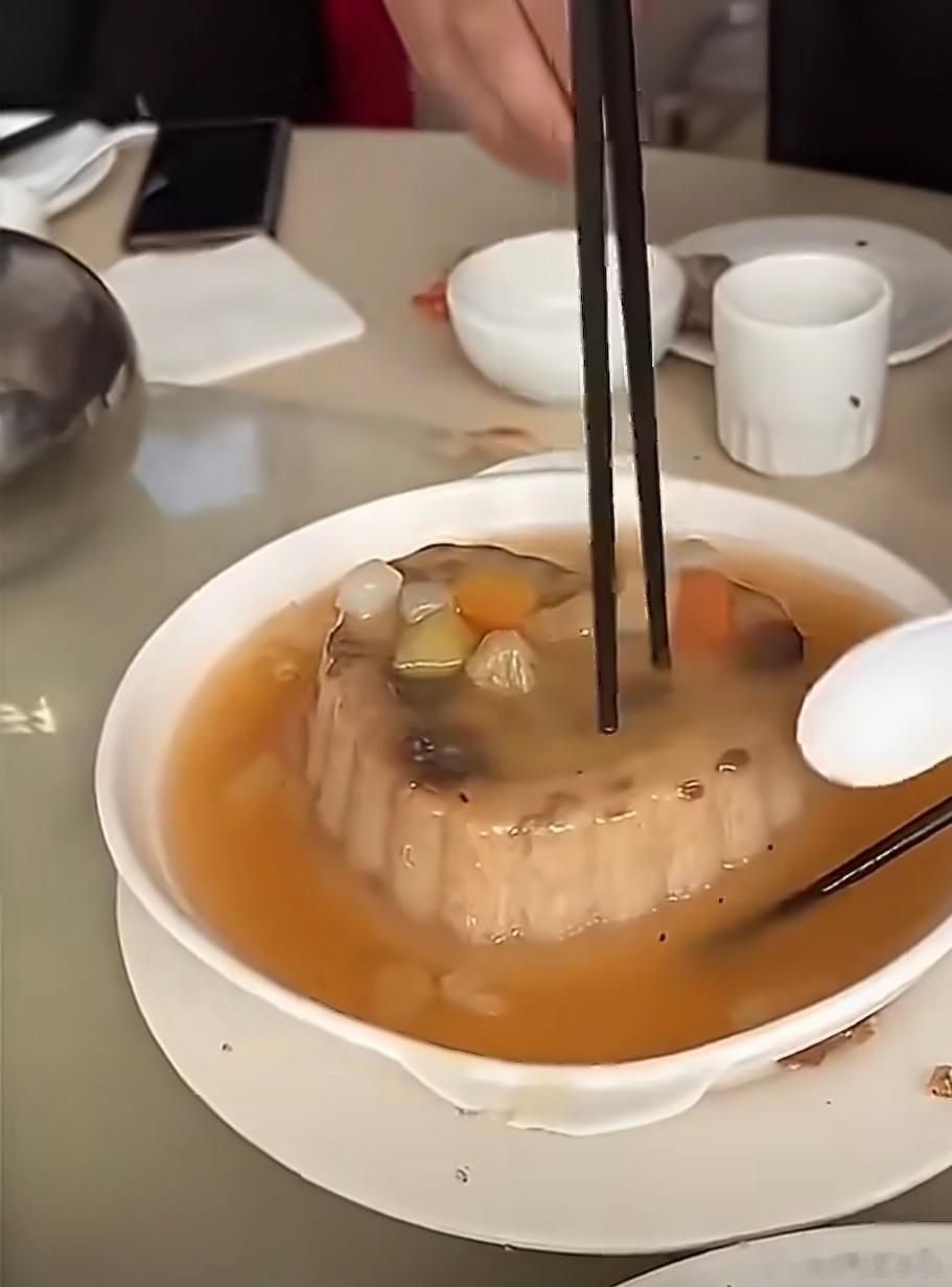 饭店的预制菜忘记拆包装第一眼：不要把我的心形戳坏了看到最后：叫你老板给我出来！