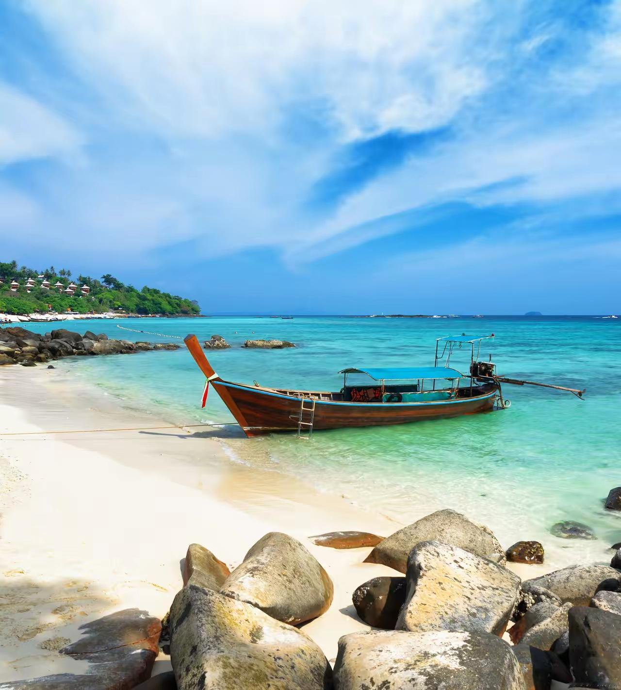 解放军军机穿越菲军演划设区。分析点评：事实上，菲律宾划定军事演习区无可厚非，甚至