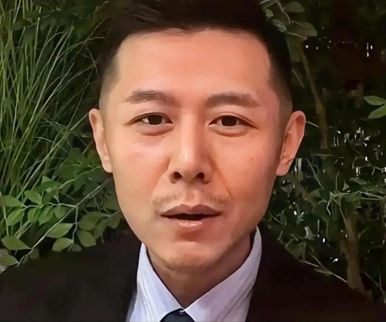 大冰刚透露自己告别单身，网友就替这段感情写好了结局。“一个贪财，一个好色。”“能