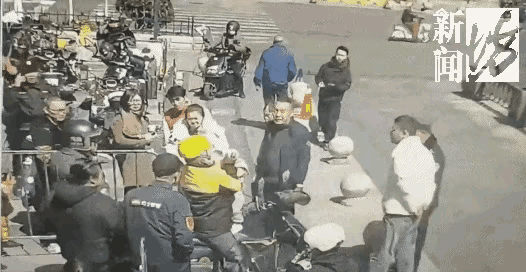 3月10日，上海松江一名幼童误吞饼干卡喉窒息，外卖小哥侯海富取餐途中见状，立刻用