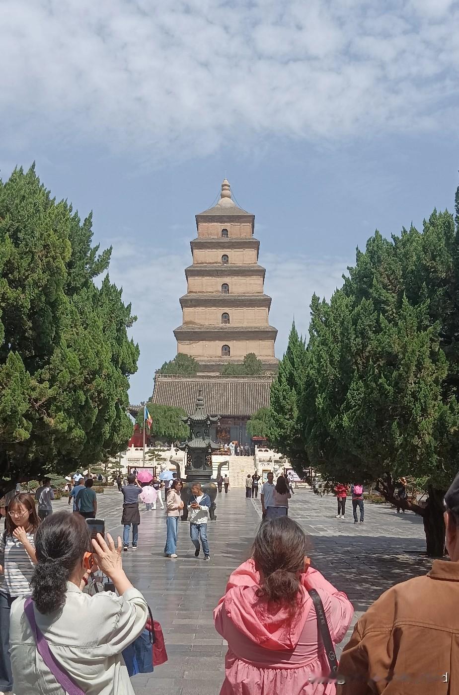 大雁塔这个位置拍照如何？
今日免票，良心寺院。
如今这样的著名寺院有多少?
不涨