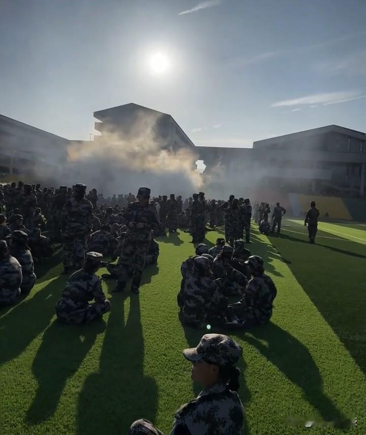 天空晴朗万里无云，阳光下众多学生操场训练，听教官讲解范！