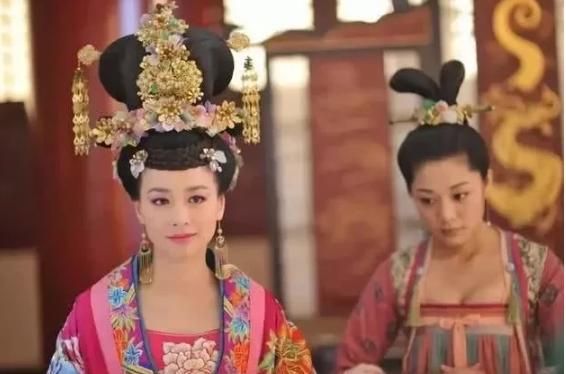 公元912年，年仅14岁的农家女李三娘被38岁的马奴刘知远趁夜色掳走至刘的住处，