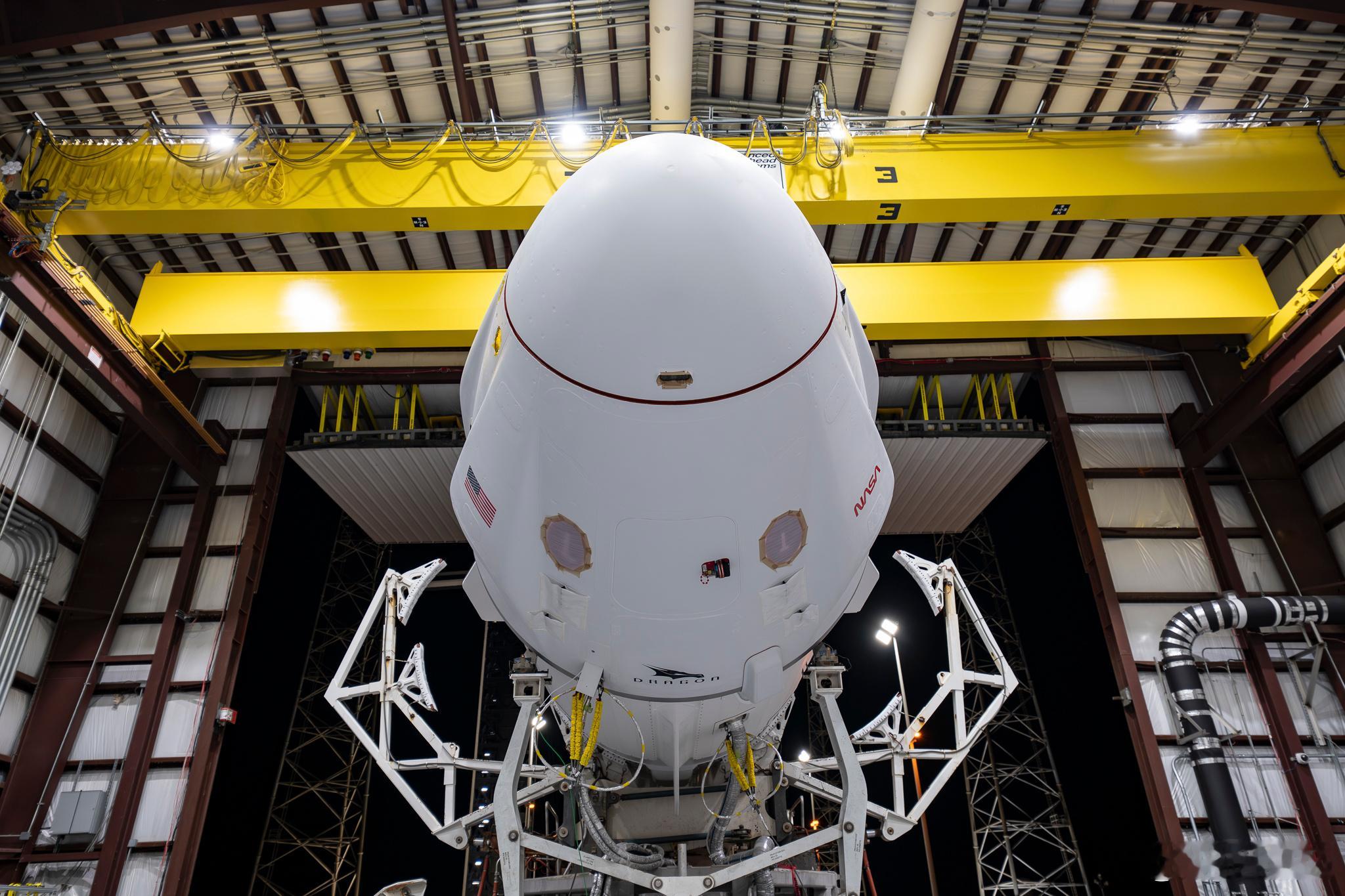 spacex SpaceX 的猎鹰 9 号火箭与龙飞船已顺利转运至佛罗里达州卡纳