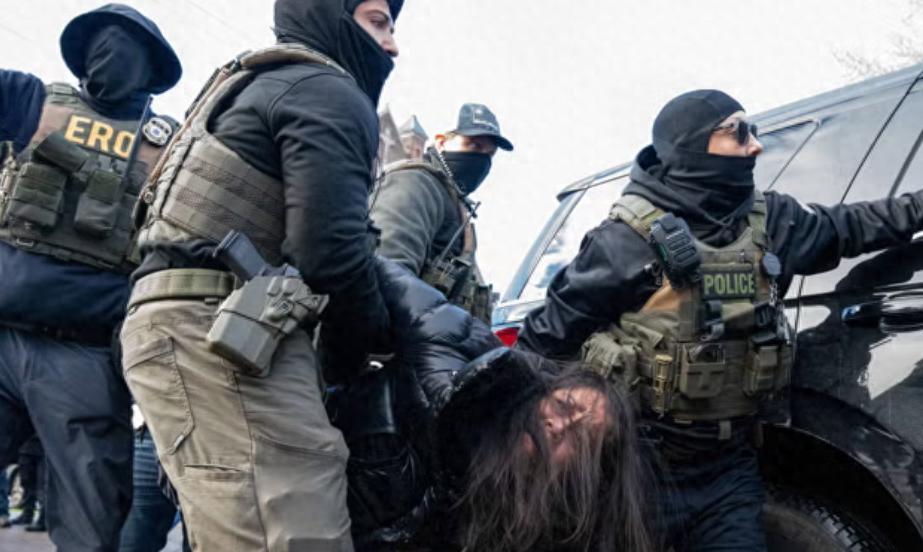 美国街头陷入混乱：数千名蒙面执法者突袭，62.2万人被驱逐出境

眼下美国多座城