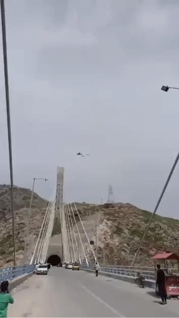 伊朗西南部胡齐斯坦省上空出现了一架KC-130加油机与两架“黑鹰”直升机低空飞行