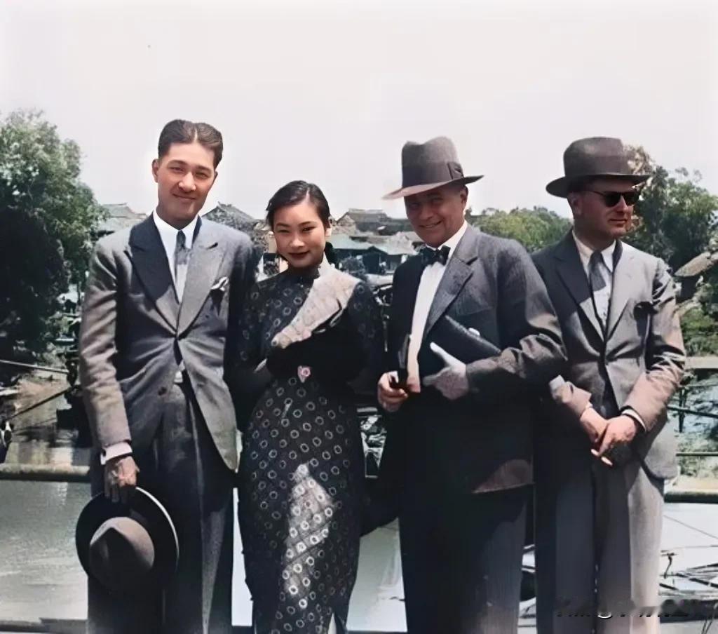 都说胡蝶年轻时漂亮得倾国倾城，这是1933年她与未来丈夫潘有声及外国友人在上海西