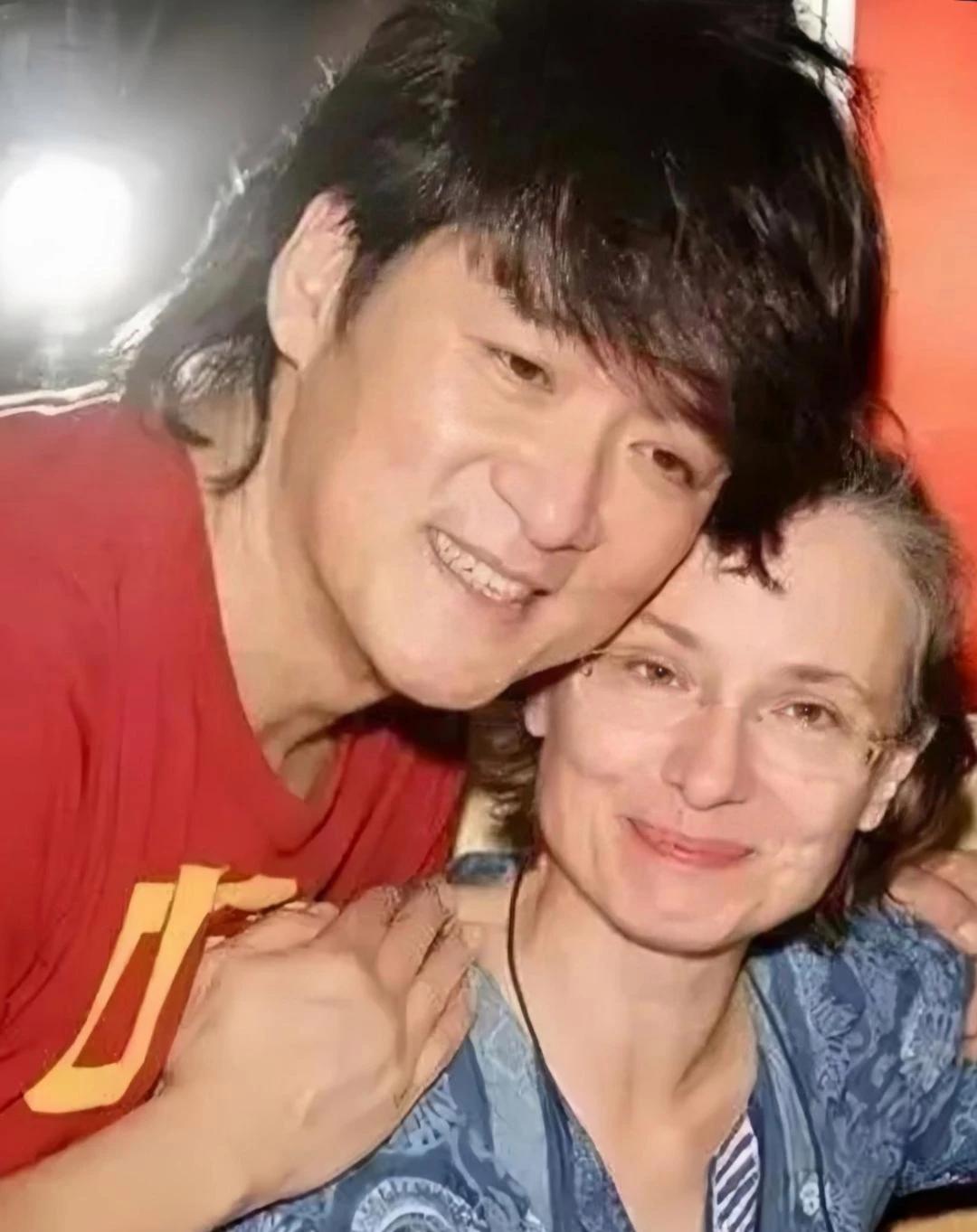 周华健与妻子康粹兰的最新合照在网上曝光，引发了网友们的关注和热议。被嘲“像母子”