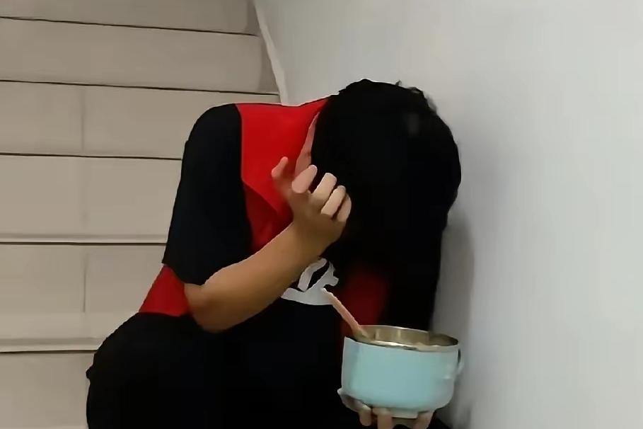 0后小伙为啥放弃大学？父亲突发脑出血偏瘫，他直接去医院当护工，一边照料父亲，一边