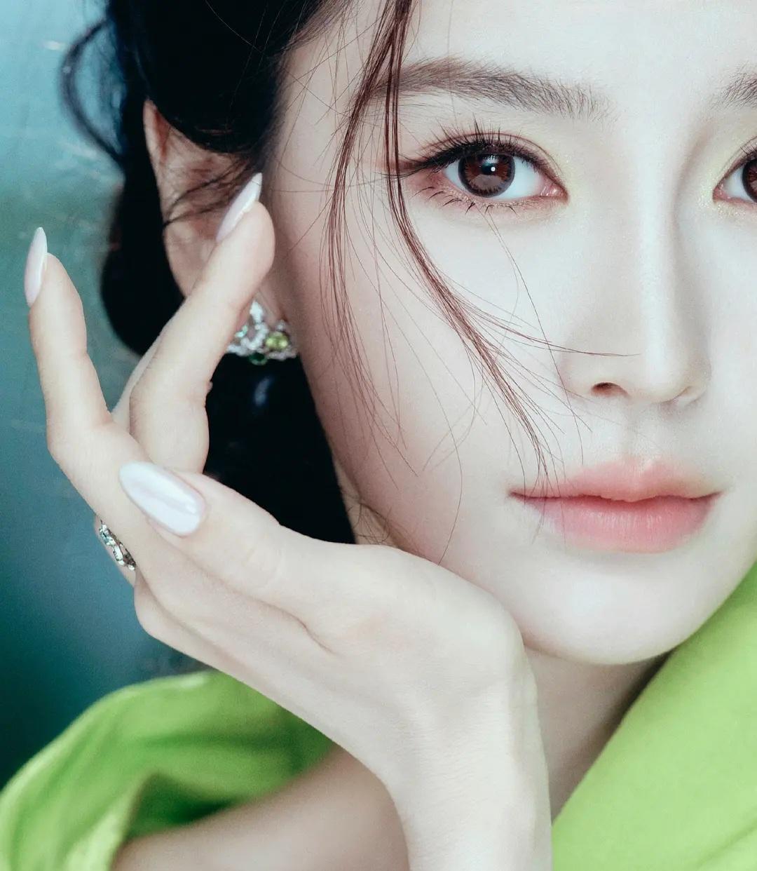 杨颖一身绿裙参加活动，颜值还是杠杠的！

虽然她如今不能像以前一样露面，但是手里