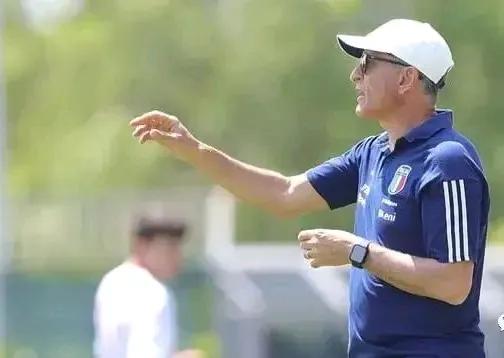 🇮🇹意大利足球
夺冠后意大利U17主帅法沃再次对意媒体呼吁:希望意甲俱乐部不