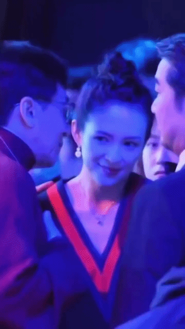 成龙大哥这是跟章子怡说了什么？能让章子怡有那么夸张又可爱的表情，能让章子怡这么捧
