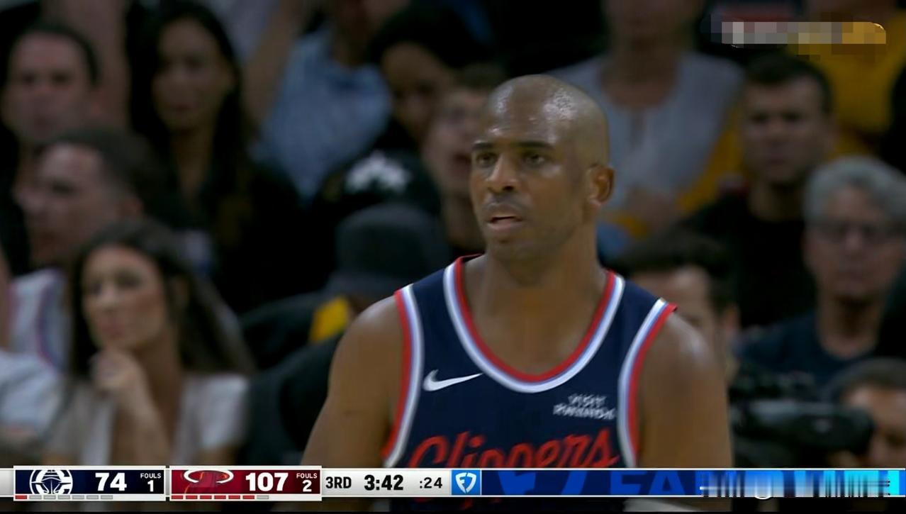 快船老将保罗真是太不容易了！在今天快船客场挑战热火的比赛中，当时比赛进行到了第三