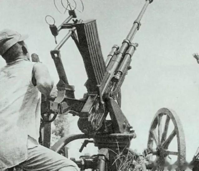 1942年12月18日，中国炮兵正在擦拭大炮，一个战士心痒难耐，就对连长说：“连