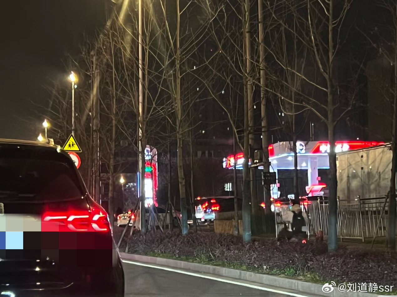 回家的路上看到排队加油的车才想起来！过了十二点油价又要涨了，现在回去给我卫士加油